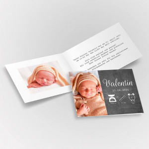 Geburtskarte mit Babymotiv und Symbolen und Tafeloptik