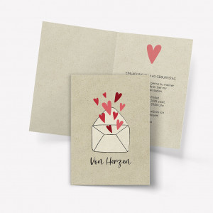 Einladungskarte mit fliegenden Herzen auf Graspapier