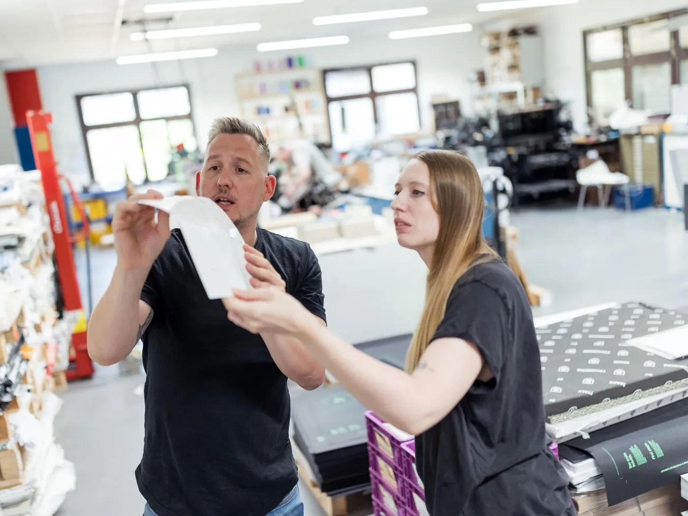 Prüfung eines gestanzten Papierbogens in der Werkstatt in Karlsruhe